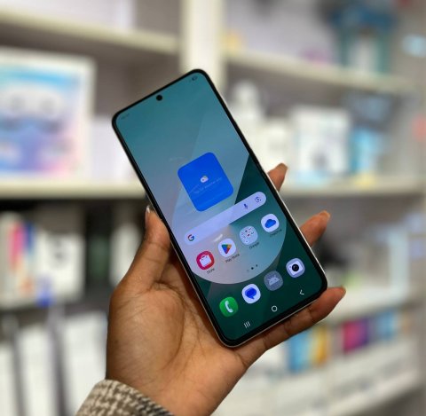 Samsung Galaxy Z Flip 6 Review: Redefining Smartphone Design 4